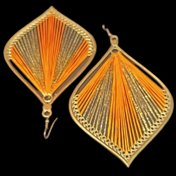 ANTIQUED STRING ART DANGLE EARRINGS GOLD-TONE - Picture 2 of 2